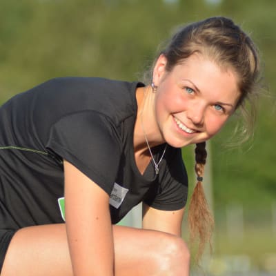 Heidi Kuuttinen på friidrottsträning vid Mosedal i Närpes.
