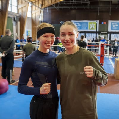 Naisnyrkkeilijät Vilma Viitanen ja Pihla Kaivo-oja poseeraavat kameralle Pajulahden Urheiluopistolla.
