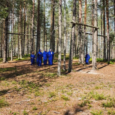 siniseen kaapuun pukeutuneita naisia Soivassa Metsässä Suomussalmella.