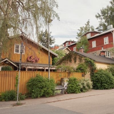 Puurakennuksia rinteessä kesällä.