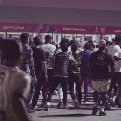 Fans trängs vid fanzonen i Doha.