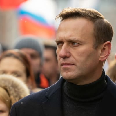 Aleksej Navalnyj i en folkmassa, i februari 2020.