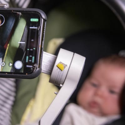 Kaikki synnit sarjan kuvauksissa avustajana oleva vauva rattaissa.