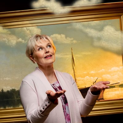 Meteorologi, toimittaja Seija Paasonen maalauksen edessä