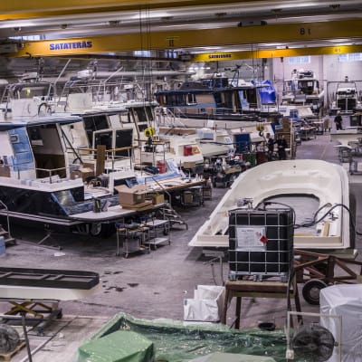 Golvet fullt av båtar på Targafabriken