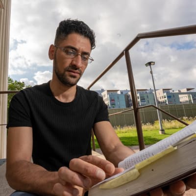Anes Abduljabbar lukee arabiankielistä raamattua.