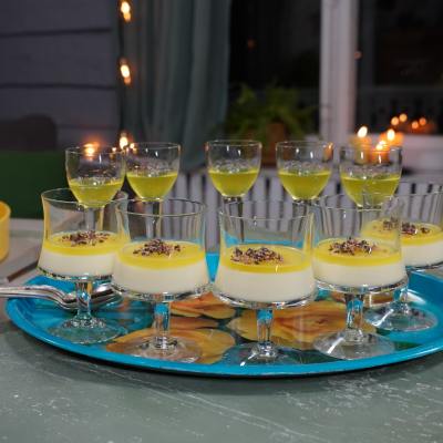 En bricka med citronkräm och limoncellogelé i glas. 