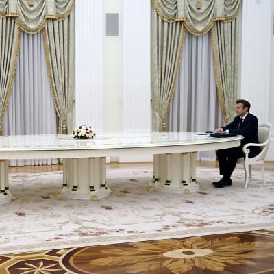 rankrikes president Emmanuel Macron och Rysslands president Vladimir Putin träffades i Moskva den 7 februari 2022 för att  försöka hitta en gemensam grund gällande Ukraina och Nato.