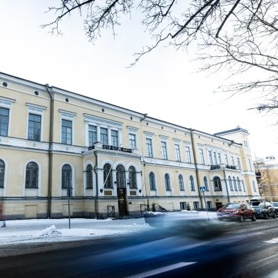 Auto ajaa Vaasan hallintotalon ohi.