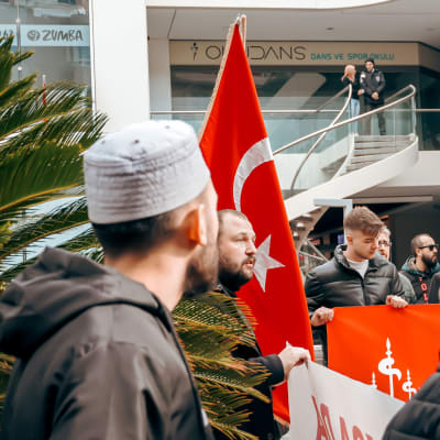 En demonstration utanför Sveriges konsulat i Izmil Turkiet 29 januari 2023. 