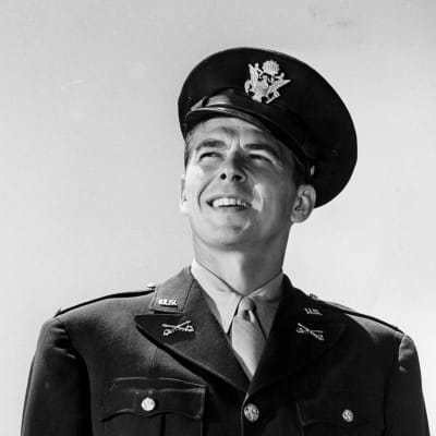 Ronald Reagan poseeraa USA:n armeijan univormussa ja katsoo kaukaisuuteen. Kuva vuodelta 1942.