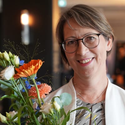 Jord- och skogsbruksminister Sari Essayah (KD) med blommor i händerna. Bilden är tagen precis efter att hon utsågs till Kristdemokraternas presidentkandidat i valet 2024.