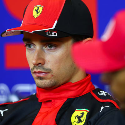 Charles Leclerc Austinin kisaviikonloppuna lehdistötilaisuudessa.