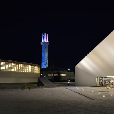 Pimeässä illassa näkyvät Lakeuden risti, Seinäjoen Aalto-kirjasto ja Apila-kirjasto. 