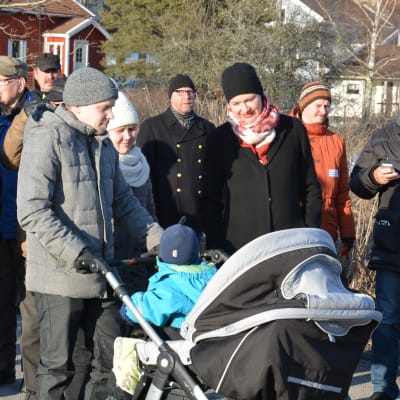 Stadsdirektör Minna Arve diskuterar med barnfamiljen Jerry och Linda Lindberg under en invånarkväll i Jäkärlä.