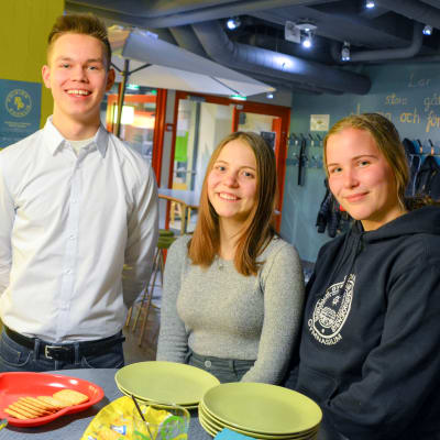 Tre medlemmar i ungdomsfullmäktige.