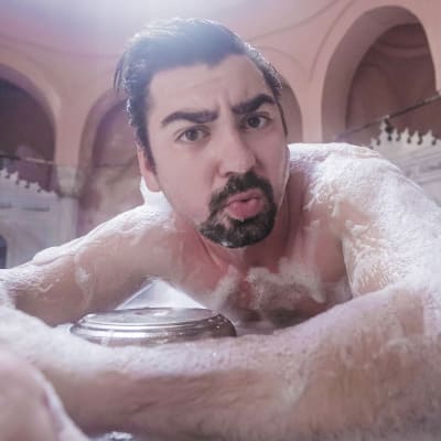 Gogi turkkilaisessa hamamissa vaahdotettuna