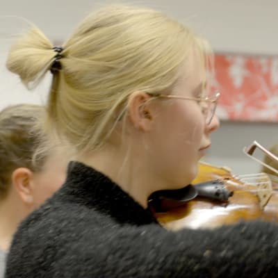 Elsa Hasu soittaa viulua musiikkiopiston harjoituksissa.
