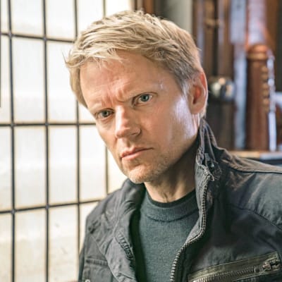 Van der Valk -rikossarjan pääroolin näyttelee Marc Warren.
