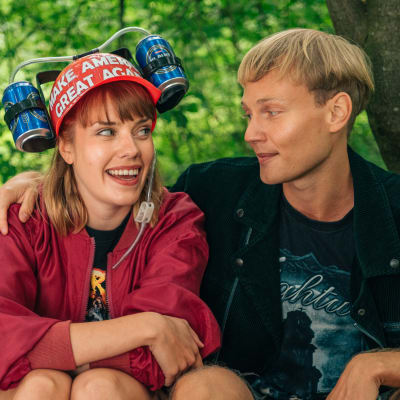 Anna Airola (Oona) ja Arttu (Elias Salonen)  istuvat puistossa vierekkäin. Oonalla on päässään kaljakypärä.