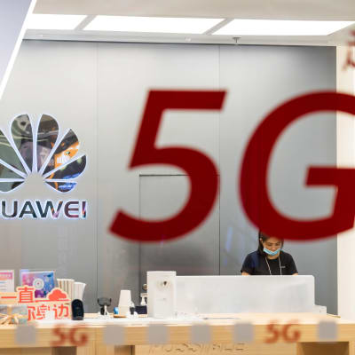 Collage av två bilder. Till vänster en 5G-mast, till höger syns ett Huawei-kontor med företagets logo på.