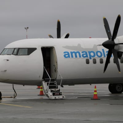Amapola FLygin Fokker 50 Joensuun lentoasemalla 
