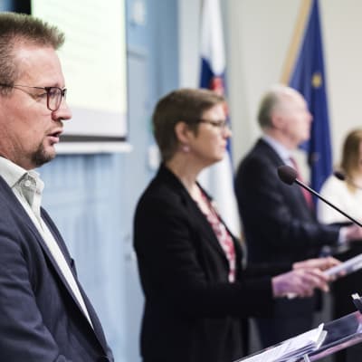 Jari Keinänen under en presskonferens.