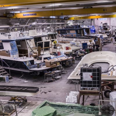 Golvet fullt av båtar på Targafabriken