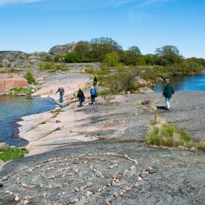 Insjön på Björkö kom till på 1700-talet till följd av landhöjningen.