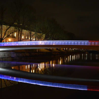 Biblioteksbron i Åbo upplyst i trikolorens färger.