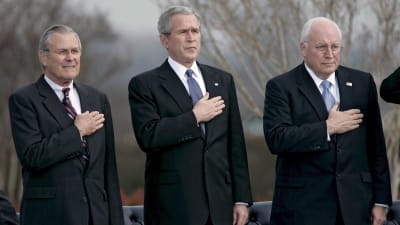 Donald Rumsfeld tillsammans med George W Bush och Dick Cheney