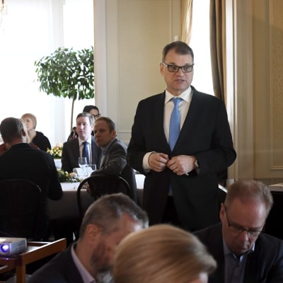 Statsminister Juha Sipilä talar under en lunch med politiska journalister