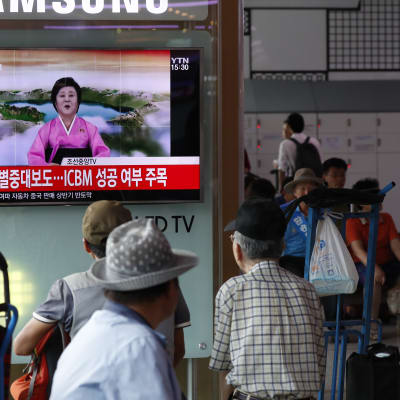 En nyhetssändning från Nordkorea sänds i Sydkorea. 