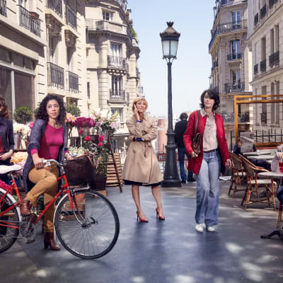 Viisi naista pariisilaisella kadulla.