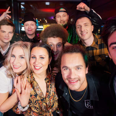 Fomolaiset poseeraa vieraidensa kanssa