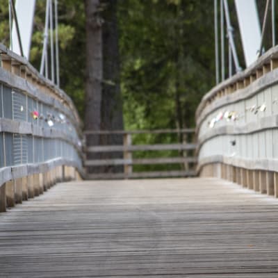 Koitelinkosken ylittävä riippusilta Oulun Kiimingissä.