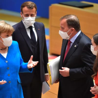 Tysklands förbundskansler Angela Merkel, Frankrikes president Emmanuel Macron, Sveriges statsminister Stefan Löfven och Finlands statsminister Sanna Marin diskuterar under EU-toppmöte.