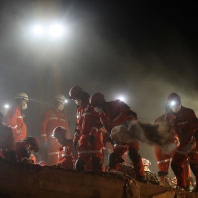Räddningsarbetet i Izmir fortsatte genom natten mot måndagen. 