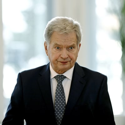 Sauli Niinistö ser bestämd ut.