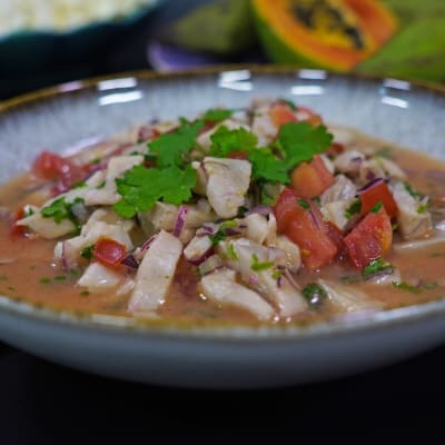 En skål med maträtten ceviche.