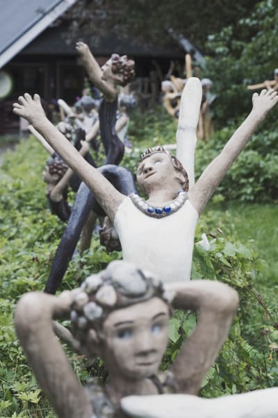 Statyer föreställande barn som dansar.