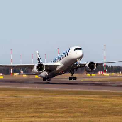 Finnairs Airbus A350 lyfter från Helsingfors-Vanda Flygplats