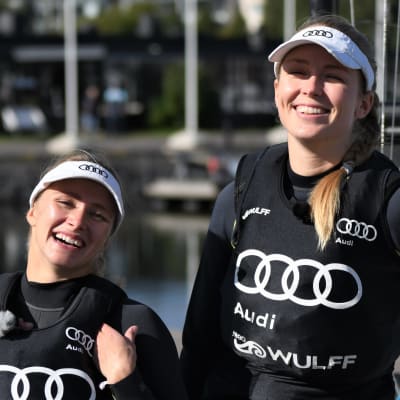 Noora Ruskola och Mikaela Wulff skrattar.