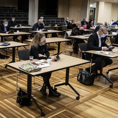 Kokkolan kaupunginvaltuusto istuu salissa. 