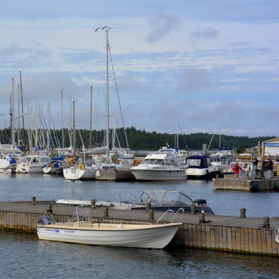 Båtar i Kasnäs gästhamn på sommaren.