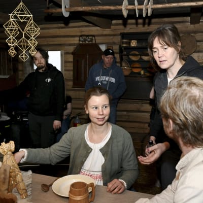Regissören Tiina Lymi instruerar skådespelarna Amanda Jansson och Linus Troedsson under filminspelningarna av filmen Stormskärs Maja.