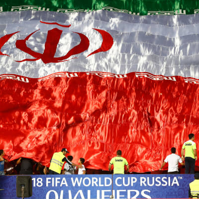Irans flagga på en fotbollsstadion.