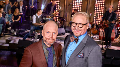 Domare Fredrik Lindström och programledare Kristian Luuk i På spåret
