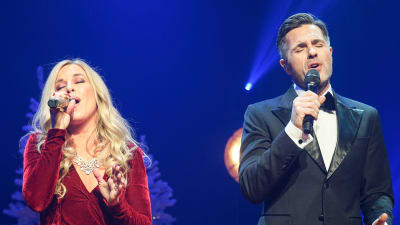 Krista Siegfrids och Peter Jöback sjunger med ögonen slutna.