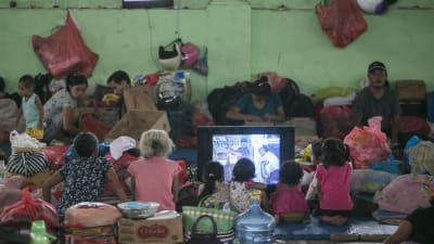 Människor i ett evakueringscenter i Klungkung på Bali på måndagen 27.11.2017.